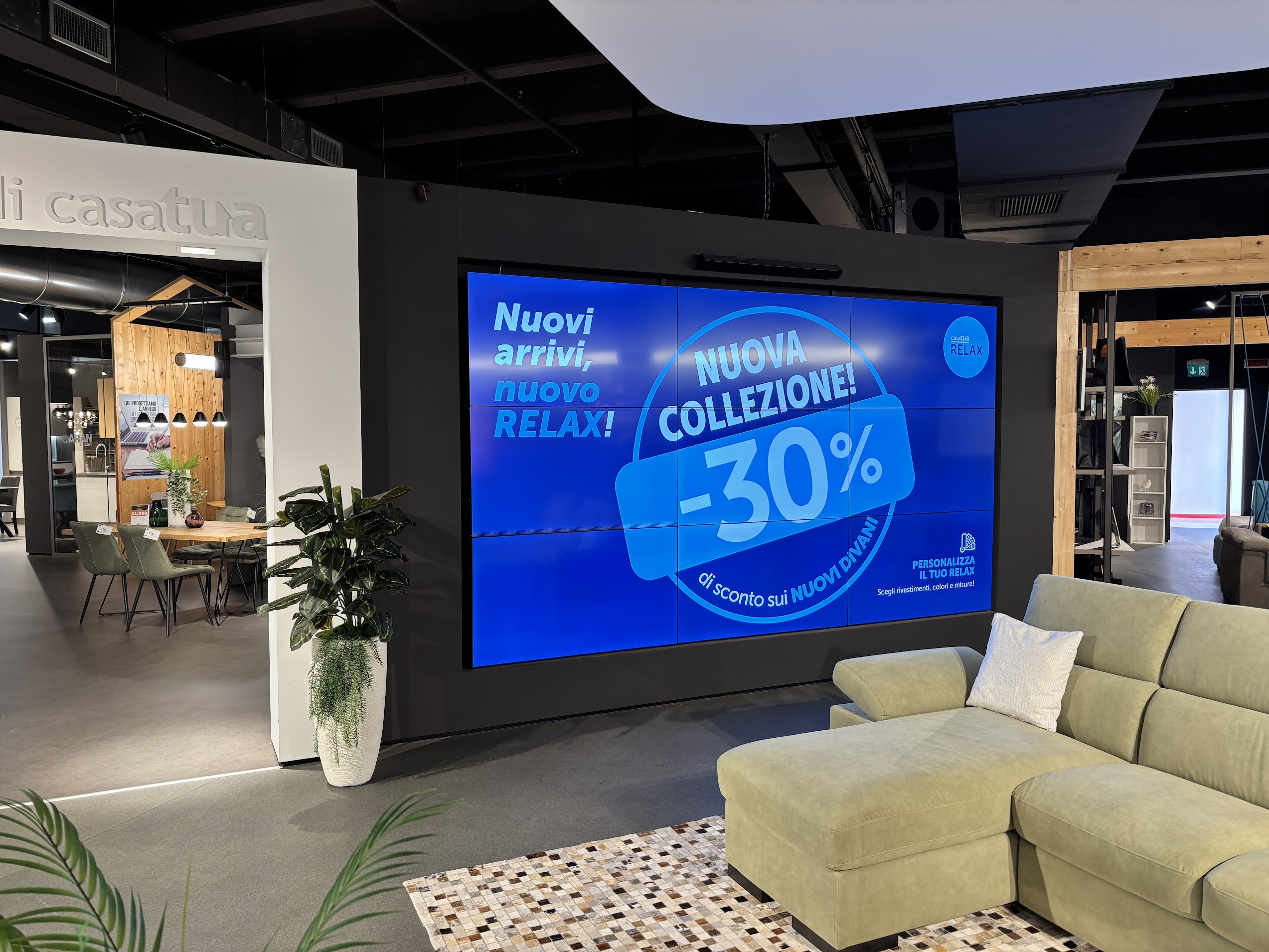 CasaTua — videowall nel punto vendita arredamento