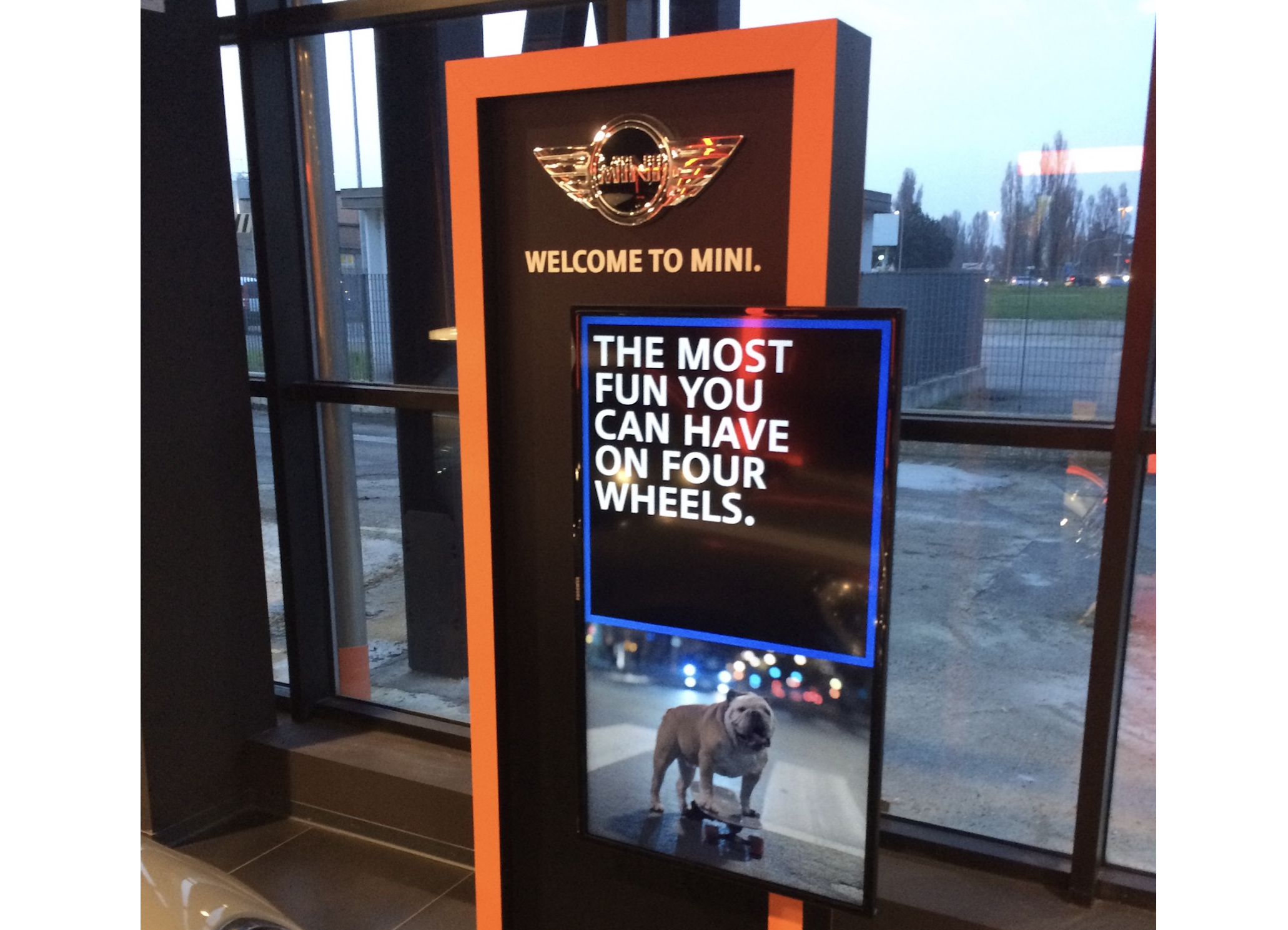 MINI — totem digitale nel concessionario